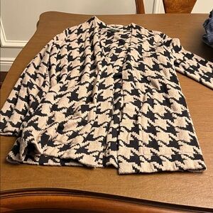 Women’s Black and Cream Houndstooth Cardigan Ann Taylor size m medium